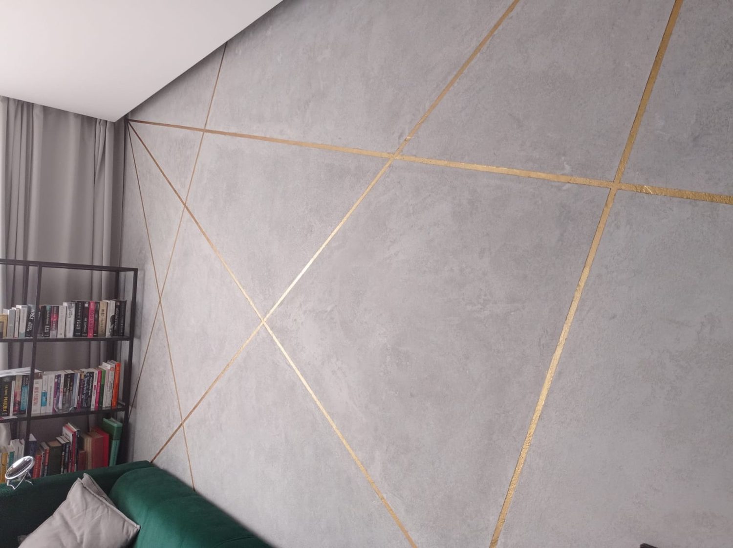 Beton architektoniczny ze złotymi inkrustowanymi dekorami po skosie, Wrocław Śródmieście