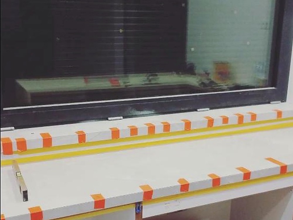 Parapet i blat kuchenny z wielkoformatowych płyt spieku kwarcowego z zachowanym żyłkowaniem, fuga epoksydowa barwiona w masie, Siechnice