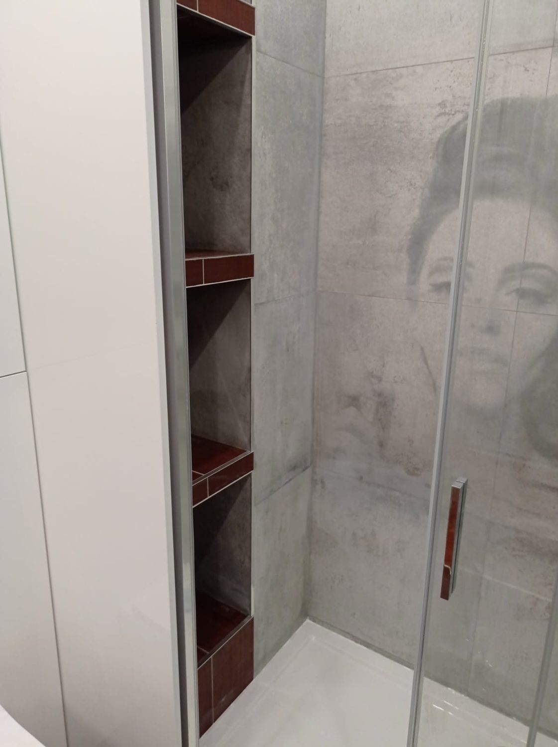 Kabina prysznicowa walk-in wykończona płytkami Tubądzin Kreacja Maciej Zień, kolekcja Berlin Tempelhof, wzór Marilyn, Długołęka