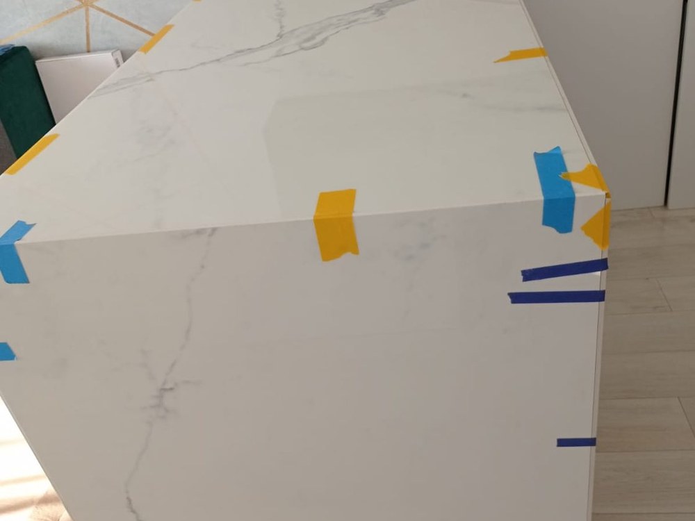 Wyspa kuchenna z wielkoformatowych włoskich płytek w kolorze Calacatta White, mitrowane krawędzie, Wrocław Fabryczna